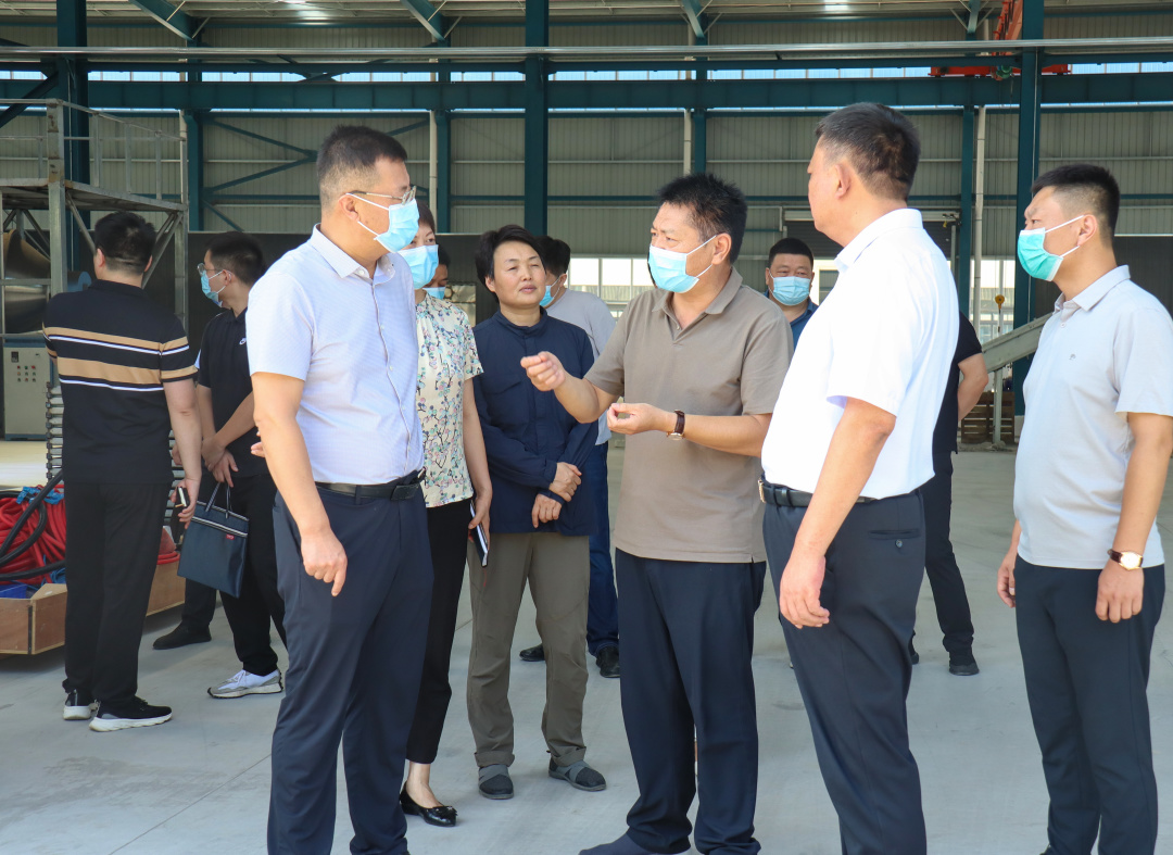 漯河市副市長(zhǎng)周劍到河南潁川新材料股份有限公司調(diào)研(圖2) 漯河市副市長(zhǎng)周劍到河南潁川新材料股份有限公司調(diào)研(圖2)